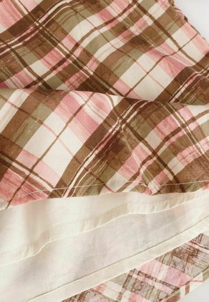 Baumwollstoff mit einem karierter Muster in Rosa, Braun und Cremefarben. Glatte Textur mit genähten Kanten und einem schichtartigen Aussehen.