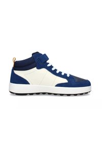 Sneaker alta con tomaia in suede blu navy, dettagli in pelle crema, lacci bianchi, una fascia in velcro e suola in gomma nera textured.