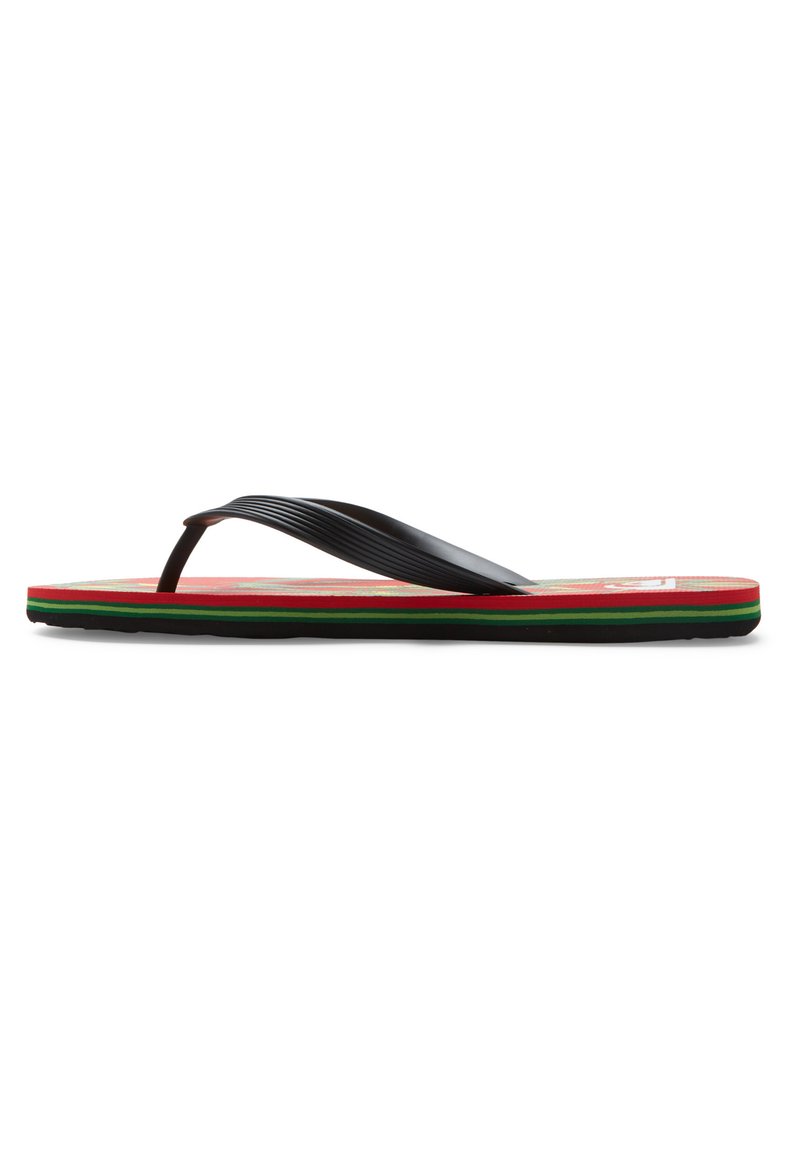 Sandale noire avec des bride texturées, semelle rouge dotée d'accents verts et noirs, et un profil élancé. Idéale pour un usage décontracté.