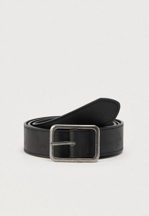 Ceinture en cuir noir avec une boucle en métal argenté, présentant une texture lisse et un design simple et classique.