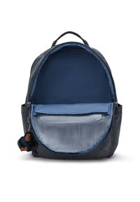 Zaino in denim scuro con interno blu, forma curvata, tasca frontale e un portachiavi a forma di scimmia pelosa attaccato alla cerniera.