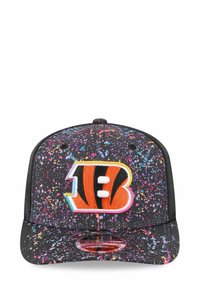 Schwarze Kappe mit einem lebendigen Farbspritzer-Muster, das ein gesticktes Logo in Orange, Schwarz und Weiß auf der Vorderseite zeigt. Snapback-Design.
