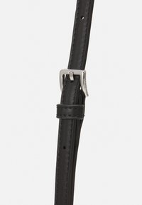 Zwarte leren band met een gladde textuur, verstelbare lengte met zilverkleurige gesp en nette stiksel details.