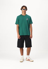 adidas Originals STREET APETIT UNISEX - Μπλουζάκι με στάμπα - collegiate green
