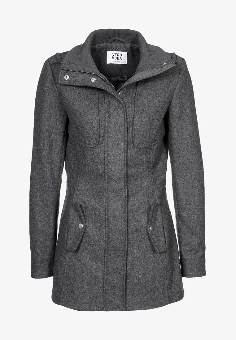 Cappotto grigio in misto lana con design strutturato, collo alto, chiusura con zip e bottoni a pressione, e due tasche frontali. Tessuto strutturato con finitura liscia.