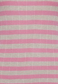 Ribbade stickade topp med växlande rosa och beige ränder. Tyget har en slät textur och en figurnära silhuett.