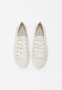 Tenisi din piele albă cu vârf rotund, șase orificii pentru șireturi aurii și șireturi albe groase. Textură netedă cu un design minimalist.