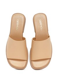 Sandales beige à enfiler avec une large bride supérieure mate, semelle intérieure douce et moelleuse, et une semelle lisse légèrement surélevée. Nom de la marque embossé à l'intérieur.