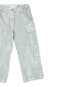 Pantaloni cargo argento metallico chiaro con una finitura texturizzata, dotati di più tasche e di una vita arricciata, progettati per una vestibilità comoda.