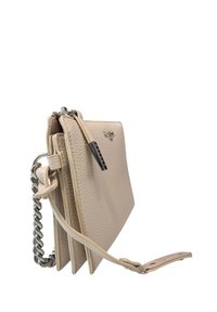 Portafoglio in pelle beige chiaro con finitura testurizzata, dotato di una tracolla in catena argentata, chiusura zip e un piccolo logo metallico.
