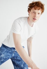 Hollister Co. CREW SEASONAL 7 PACK - Βασικό μπλουζάκι - multi-coloured