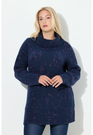 Marinblå stickad tröja med cowl-hals, ribbad struktur och rosa inslag. Långärmade och med sidsprund för ökad komfort och passform.