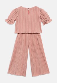 Ροζ πλισέ σύνολο δύο κομματιών με κοντά φουσκωτά μανίκια, ραφές στα μανίκια, φαρδιές παντελόνες και μικρό κλειστό κουμπί στη πλάτη.