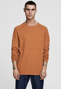 Jack & Jones JJEHILL CREW NECK  - Neule - umber