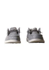 Paire de chaussures décontractées grises avec des lacets foncés et des semelles blanches, vues de face sur fond blanc.