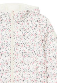 Leichte, gepolsterte Jacke in Weiß mit floralem Muster. Enthält pinke und marineblaue Blumen, durchgehenden Reißverschluss und eine Kapuze. Weicher, gesteppten Textur.