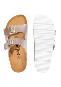 Sandali bicolore con cinturini metallici argento, due fibbie regolabili e una soletta in sughero sagomata. Suola in gomma bianca texturizzata.