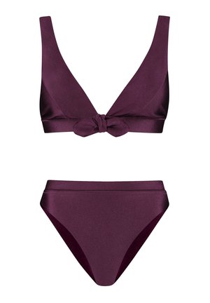 Conjunto de bikini en púrpura oscuro con un detalle anudado en el centro de la parte superior. El material tiene un acabado suave y brillante y una parte inferior de talle alto.