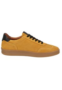 Sneaker basse in suede giallo senape con dettagli in pelle nera, punta rotonda, lacci neri e suola in gomma testurizzata.