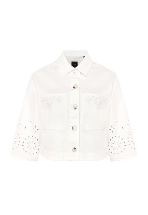 Weißes, kurz geschnittenes Hemd mit kurzen Ärmeln, Lochstickerei mit Blumenmuster an Ärmeln und Brusttaschen, geschwungene Ärmelkanten.