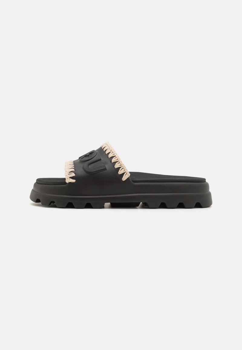 Zwarte rubberen slidesandalen met beige stiksels op de band. Voorzien van een textuur-inlegzool en een profielzool voor grip.