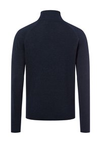 Navyblauwe sweater met een hoge kraag, lange raglanmouwen en een gestructureerd breipatroon. Het ontwerp is eenvoudig en aansluitend.