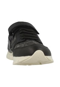 Scarpa sportiva nera con upper sintetico, dettagli testurizzati, lacci elastici e cinturino con chiusura a strappo; suola bianca imbottita.