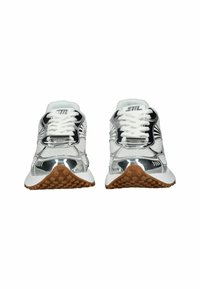 Zapatillas de running plateadas y blancas con tejido de malla, superposiciones sintéticas y suelas de goma que presentan un patrón de agarre texturizado.