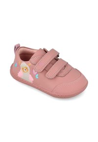 Zapato de cuero rosa con correas de Velcro, que presenta un diseño de llama de dibujos animados y corazones coloridos. Suela texturada con agujeros de ventilación.