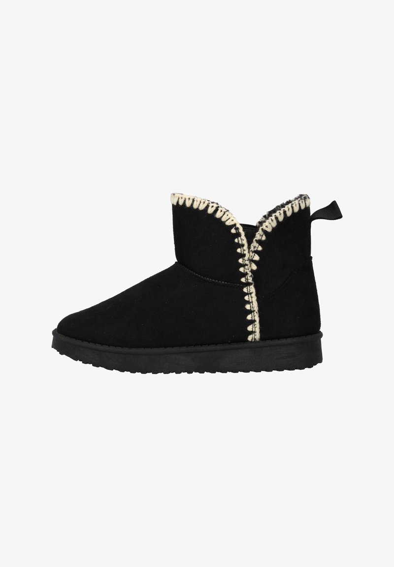 Botines de ante negros con puntera redondeada, que presentan costuras crema alrededor del cuello y una lengüeta en el talón para facilitar su puesta.