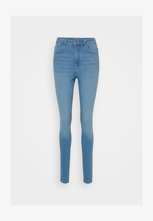 Tynne blå denimjeans med høy midje, frontlommer og glidelåslukking. Har en lett falming og sømdetaljer langs sømmene.