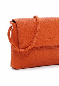 Orangefarbene Leder-Clutch mit strukturierter Oberfläche, ausgestattet mit einem runden Griff und einem Klappverschluss mit dezentem Branding.
