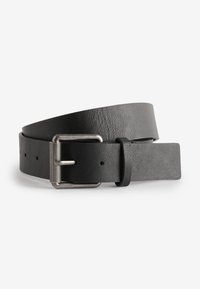 Sort læderbælte med en tekstureret overflade, sølvfarvet metalspænde og et slankt design, der har flere huller til justerbar pasform.