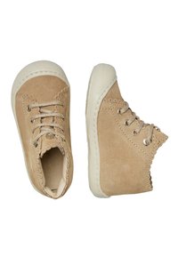Zapatillas altas de ante beige con diseño de cordones de ojal, acentos texturizados, puntera redonda y suela de goma blanco roto.