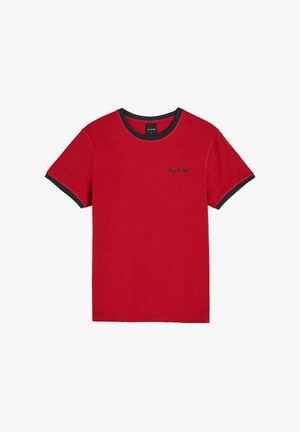 Czerwony t-shirt z krótkim rękawem z ciemną lamówką na kołnierzu i mankietach, mały czarny haftowany napis na lewej piersi.