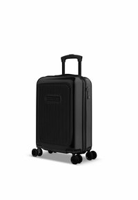 Harde zwarte handbagagekoffer met horizontale groeven, een uitschuifbaar handvat, vier draaibare wielen en een ritssluiting.