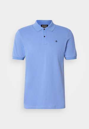 Svetlo modra polo majica iz bombaža, ki ima gumbasto zapiranje, kratke rokave, rebrast ovratnik in majhen vezen logotip na prsih.