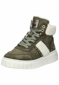 Vysoké tenisky v olivově zelené semišové kůži s bílým kožíškem, stříbrnými cvočky a černou etikettou. Silná bílá podrážka. Texturovaný jazyk a tkaničky.