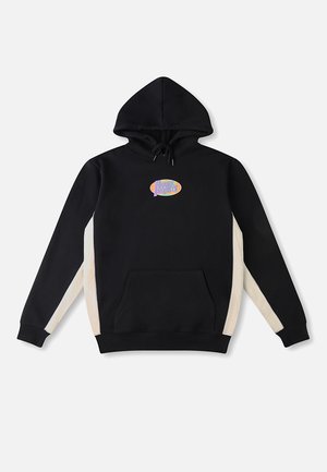 Hanorac negru cu glugă, panouri laterale crem, buzunar frontal tip marsupiu și un logo oval colorat pe piept. Confecționat dintr-un material moale.