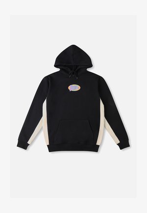 Hanorac negru cu glugă, panouri laterale crem, buzunar frontal tip marsupiu și un logo oval colorat pe piept. Confecționat dintr-un material moale.