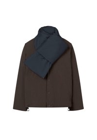 Chaqueta ligera marrón con cuello alto y botones a presión. La bufanda azul oscuro unida tiene una textura esponjosa y un diseño asimétrico.