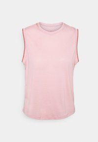 Débardeur muscle en tissu rose doux, avec un col rond et des coutures décoratives orange le long des emmanchures. Texture lisse, design décontracté.