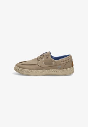 Zapato náutico casual de lona beige con suela de cuerda trenzada, parte delantera con cordones, forro interior con patrón azul y suela de goma.