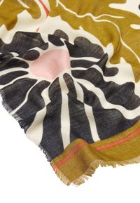 Kolorowy szalik z kwiatowym wzorem w kolorach czarnym, białym, różowym i oliwkowej zieleni, z frędzlami na krawędziach oraz gładką, miękką fakturą.