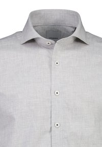Hellgrau Leinenhemd mit Button-Down-Kragen, aus strukturierter Stoff und schwarzen Knöpfen. Markenetikett innen am Kragen sichtbar.
