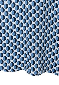 Blauer und dunkelblauer gemusterter Stoff, der abwechselnd gepunktete Kreise auf einem weißen Hintergrund zeigt, mit einer glatten Textur und einem fertigen Saum.