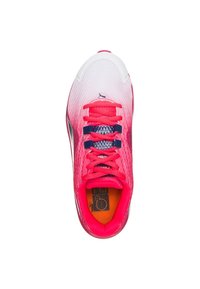 Scarpa sportiva con una tomaia in mesh rosa a gradiente, lacci rosa brillante e una soletta arancione. Presenta dettagli blu scuro e punta rotonda.