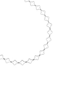 Collar de plata compuesto por eslabones en forma de flor interconectados y abiertos; textura suave con acabado pulido. Diseño simple y ligero.