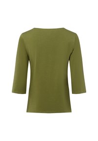 Oliwkowa, krótko rękawowa koszula z szerokim dekoltem. Miękka tkanina, prosty fason i gładka faktura. Brak wzorów i detali metalowych.