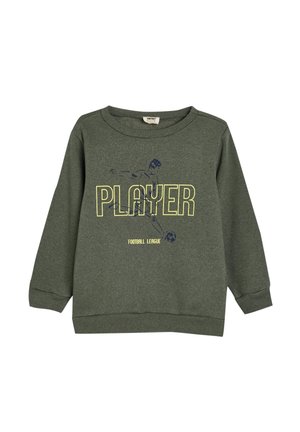 Sudadera gris-verde con cuello redondo, mangas largas, puños acanalados y un gráfico frontal con la palabra "PLAYER" y un diseño de fútbol en amarillo y azul.